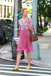 27951294_Karlie-Kloss-in-Pink-out-in-New