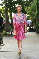 27951297_Karlie-Kloss-in-Pink-out-in-New