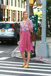27951298_Karlie-Kloss-in-Pink-out-in-New