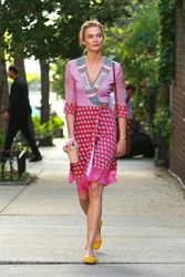 27951299_Karlie-Kloss-in-Pink-out-in-New