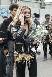 28009796_Stella-Maxwell--Versace-Fashion