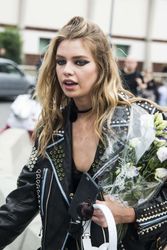 28009797_Stella-Maxwell--Versace-Fashion