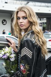 28009798_Stella-Maxwell--Versace-Fashion