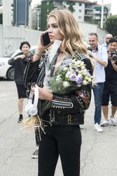 28009800_Stella-Maxwell--Versace-Fashion
