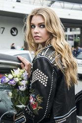 28009803_Stella-Maxwell--Versace-Fashion