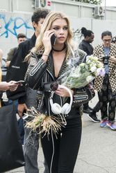 28009805_Stella-Maxwell--Versace-Fashion