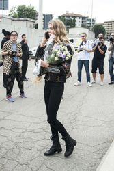 28009810_Stella-Maxwell--Versace-Fashion