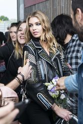 28009811_Stella-Maxwell--Versace-Fashion