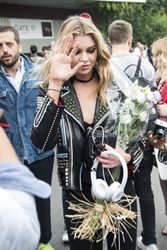 28009812_Stella-Maxwell--Versace-Fashion