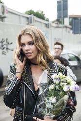 28009813_Stella-Maxwell--Versace-Fashion