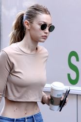 28908150_gigi-hadid-street-style-new-yor