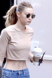 28908151_gigi-hadid-street-style-new-yor