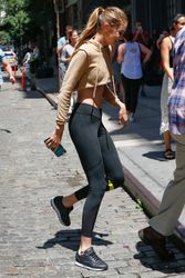 28908152_gigi-hadid-street-style-new-yor