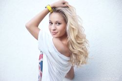 Candice B - Nearly Love v5kd70uco6