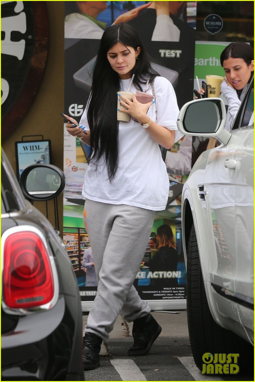 kylie jenner grabs smoothies in la 05