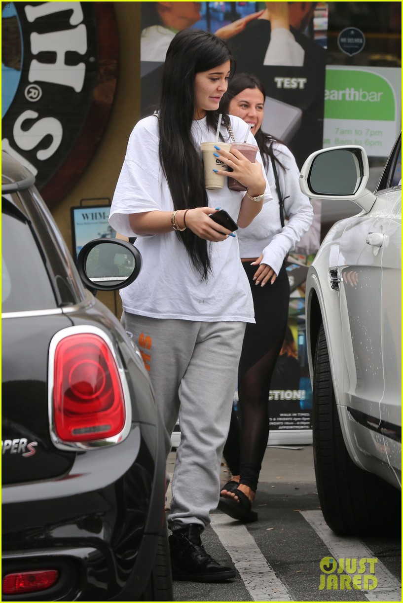 kylie jenner grabs smoothies in la 01