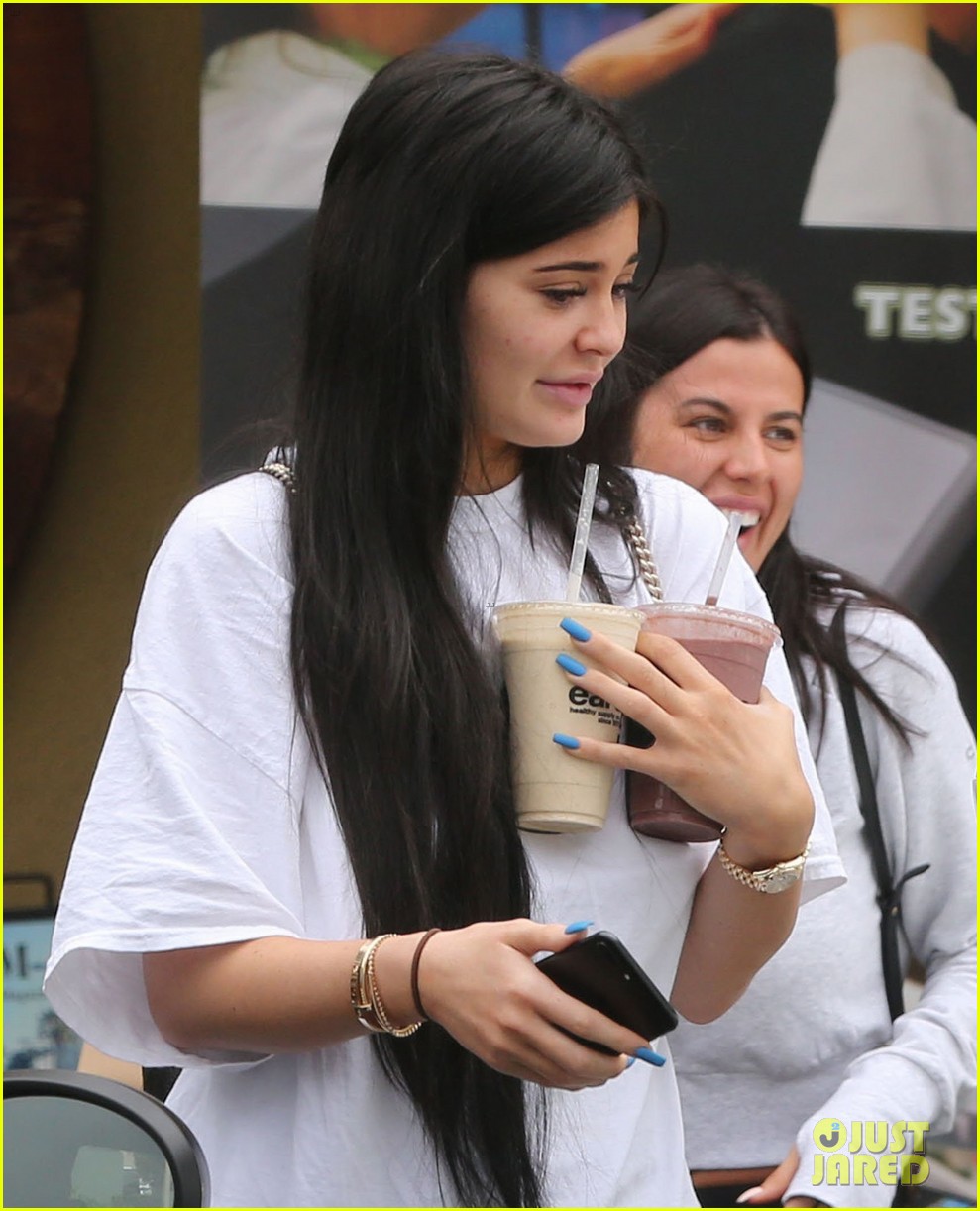 kylie jenner grabs smoothies in la 04