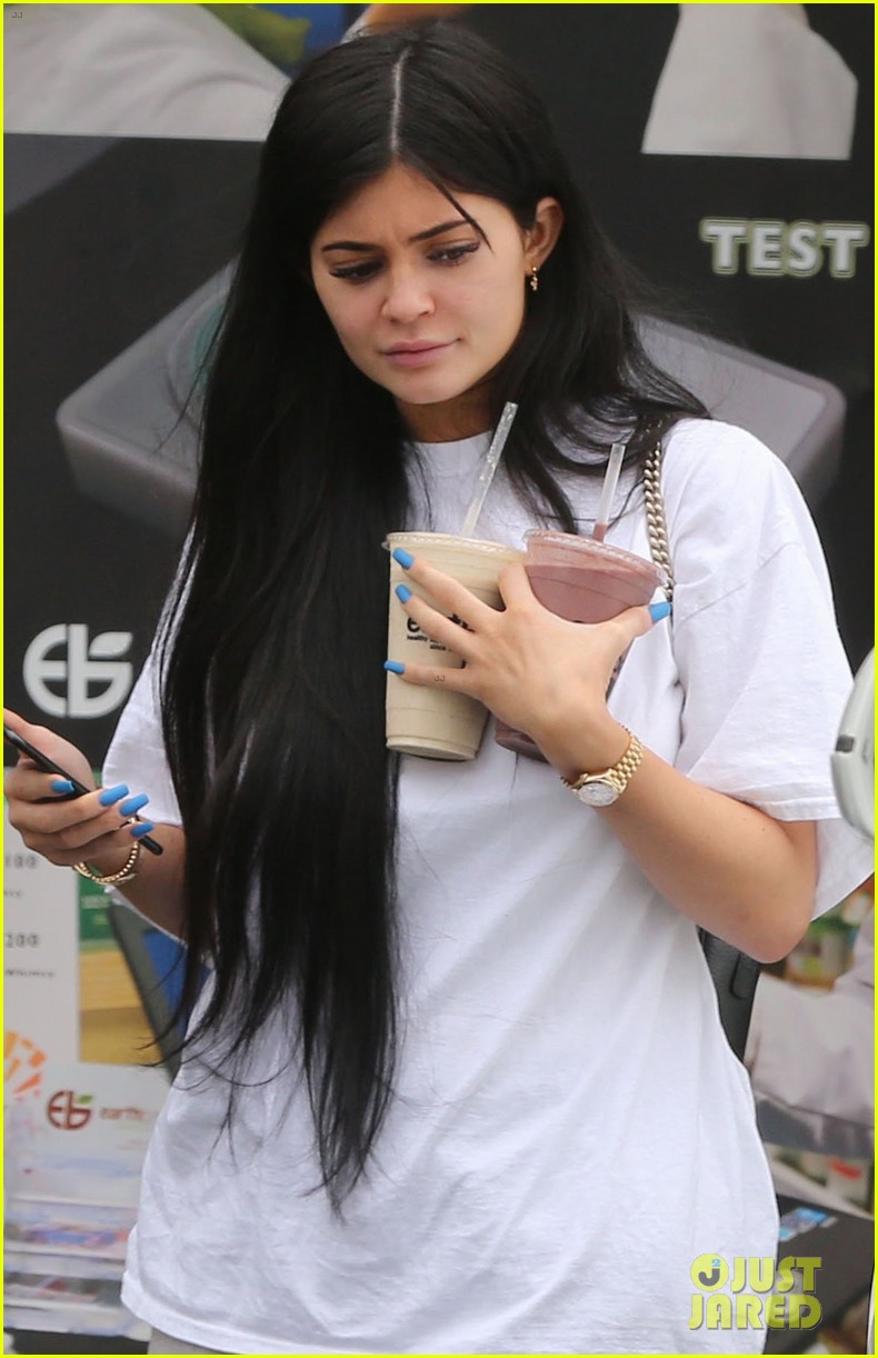 kylie jenner grabs smoothies in la 02