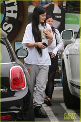 34977441_kylie-jenner-grabs-smoothies-in