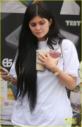 34977443_kylie-jenner-grabs-smoothies-in