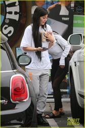 34977446_kylie-jenner-grabs-smoothies-in