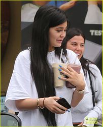 34977450_kylie-jenner-grabs-smoothies-in
