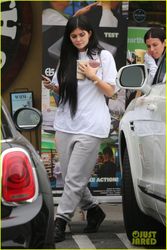 34977451_kylie-jenner-grabs-smoothies-in